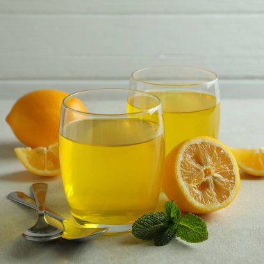 Beyaz desenli masada limon reçelli tatlı kavramı