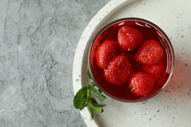 Gri desenli masada çilek reçelli tatlı kavramı