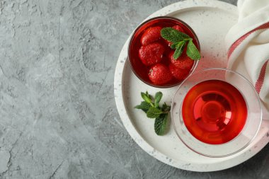 Gri desenli masada kırmızı jöleli tatlı kavramı