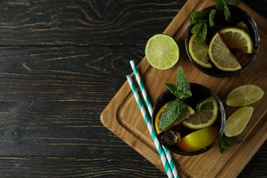 Tahta zemin üzerinde Küba Libre bardakları olan bir tahta.