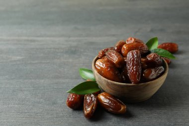 Gri desenli arka planda kurutulmuş tarih kasesi