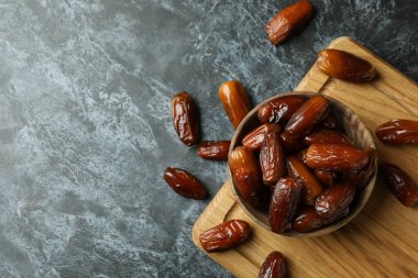 Siyah dumanlı arka planda kurutulmuş tarih tablosu