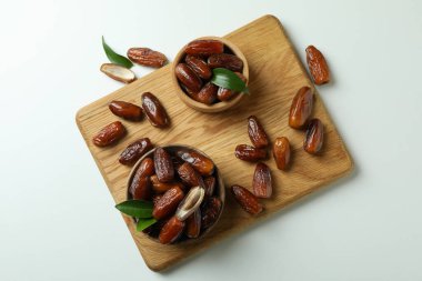 Beyaz zemin üzerinde kurumuş tarihler bulunan tahta