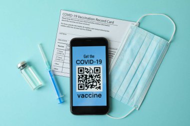 Covid ile aşılama kavramı - mavi arkaplanda 19 QR kodu