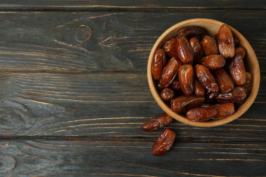 Tahta masada kurutulmuş hurma kasesi.