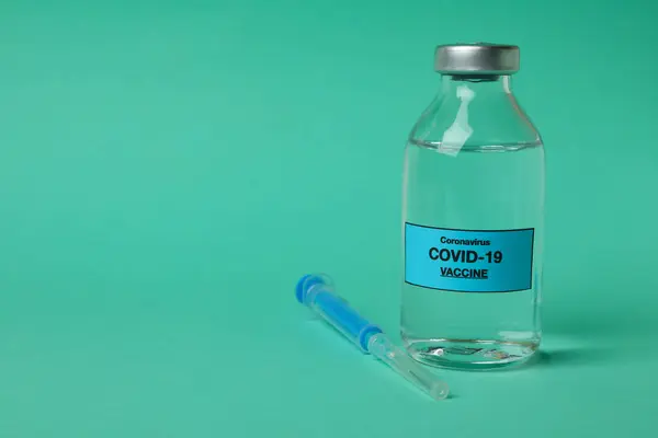Vial Covid Vaksin Dan Jarum Suntik Pada Latar Belakang Mint — Stok Foto