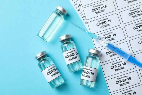 Begrebet Covid Vaccination Med Hætteglas Sprøjte Blå Baggrund - Stock-foto