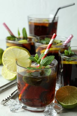 Beyaz desenli masa üzerinde Küba Libre bardakları