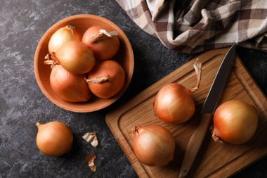 Siyah dumanlı masada taze soğanlı yemek ve kase.