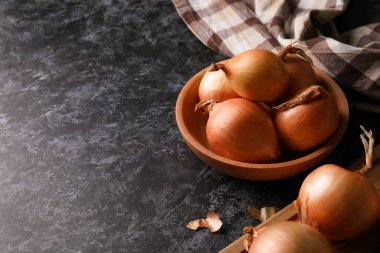 Siyah dumanlı masada taze soğanlı yemek ve kase.