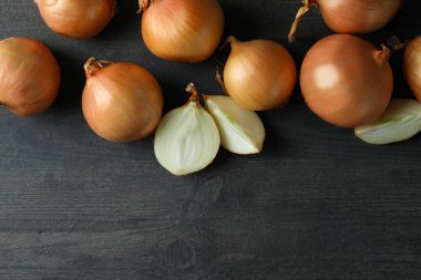 Siyah ahşap masada taze taze soğan.