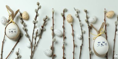 Beyaz arka planda Paskalya yumurtaları, bıldırcın yumurtaları ve kedi derileri.