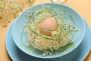 Bej arka planda yumurtaları olan mutlu Paskalya sofrası