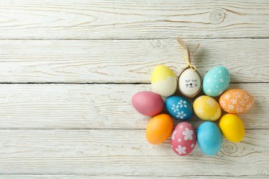 Tavşan yumurtadan ve paskalya yumurtalarından yapılmıştır.