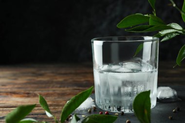 Ahşap masada buzlu bir bardak içki.