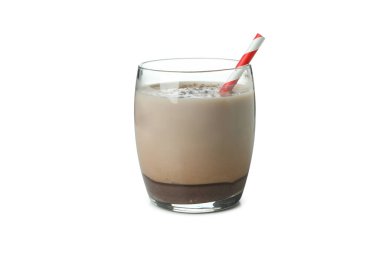 Beyaz arka planda saman bulunan bir bardak çikolatalı milkshake.