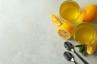 Beyaz desenli masada limon reçelli tatlı kavramı