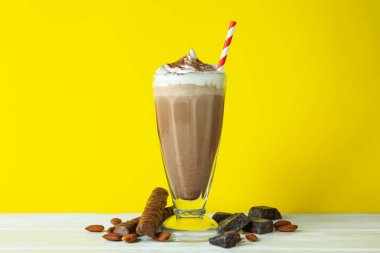 Çikolatalı milkshake, badem ve çikolata sarıya karşı.