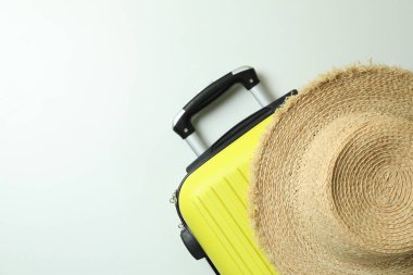 Hasır şapka ve seyahat çantası beyaz arkaplanda