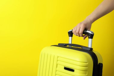 Sarı arka planda kadın el çantası.