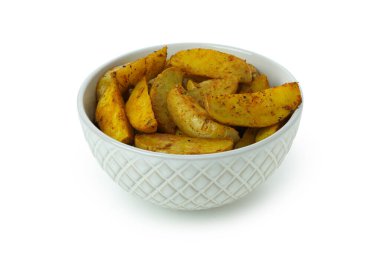 Beyaz arka planda izole edilmiş fırında patates dilimleri olan kase