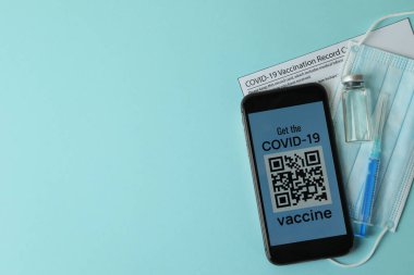 Covid ile aşılama kavramı - mavi arkaplanda 19 QR kodu