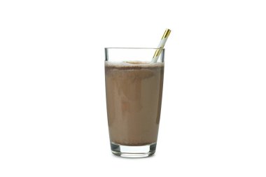 Beyaz arka planda izole edilmiş çikolatalı milkshake.