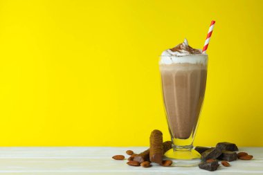 Çikolatalı milkshake, badem ve çikolata sarıya karşı.