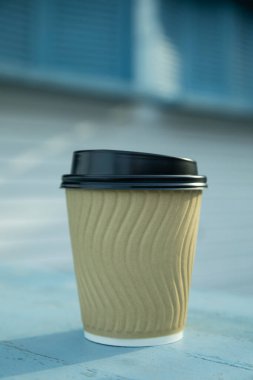 Boş kağıt bardak açık havada, metin için boşluk