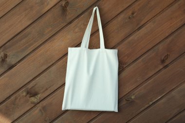 Ahşap arkaplanda boş eko çanta, metin için boşluk