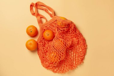 Bej arka planda mandalinalı tel çantası