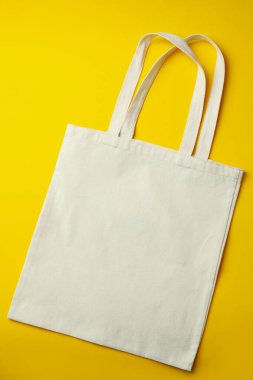 Sarı arkaplanda boş eko çanta, metin için boşluk