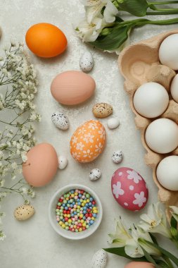 Beyaz dokulu arka planda güzel bir Mutlu Paskalyalar konsepti