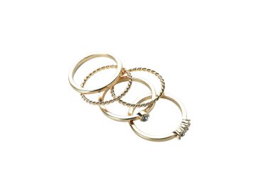 Beyaz arkaplanda izole edilmiş farklı altın halkalar