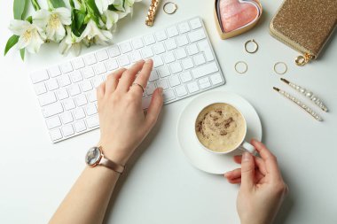 Beyaz arkaplanda farklı aksesuarlara ve klavyeye sahip kadın konsepti, üst görünüm