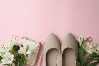 Pembe arka planda farklı aksesuarlara sahip kadın konsepti