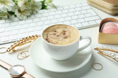 Beyaz arka planda farklı aksesuarlara sahip kadın konsepti