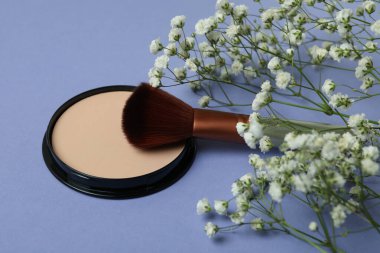 Mor arka planda kızarma, fırça ve çigila