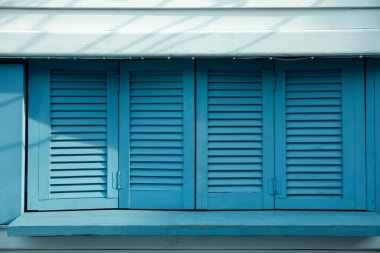 Açık restoranda kapalı ahşap bar tezgahı.