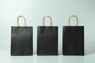 Beyaz arkaplanda siyah kağıt torbalar, metin için boşluk