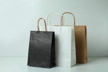 Beyaz arkaplanda boş kağıt torbalar, metin için boşluk