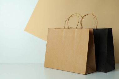 İki ton arkaplanda boş kağıt torbalar, metin için boşluk