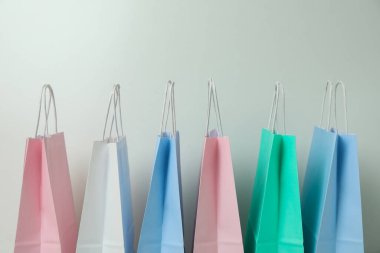 Beyaz arkaplanda boş renkli kağıt torbalar