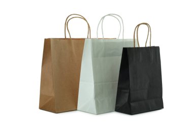 Beyaz arkaplanda izole edilmiş farklı kağıt torbalar