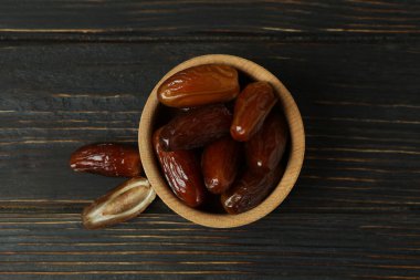 Tahta masada kurutulmuş hurma kasesi.