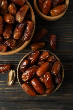 Tahta masada kurutulmuş hurma kasesi.