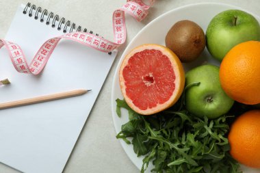 Beyaz desenli arka planda zayıflama aksesuarları, kapatın