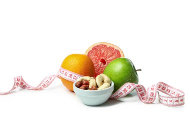 Beyaz arka planda meyveler, fındıklar ve mezuralar izole edildi