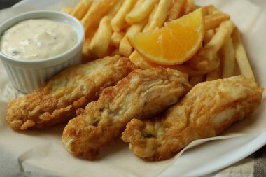 Lezzetli kızarmış balık ve patates kızartması tabağı, yakın.