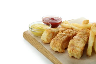 Kızarmış balık ve patates kızartması ve beyaz arka planda izole edilmiş soslar.
